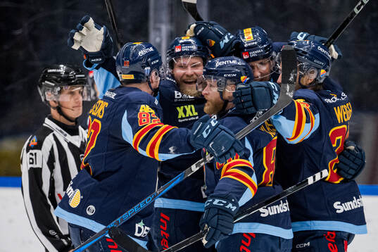Djurgårdens Patrick Thoresen och Linus Klasen jublar