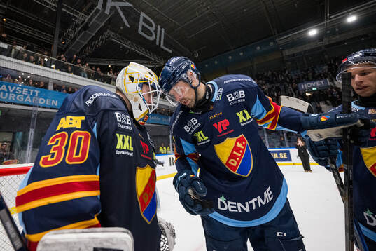 Djurgårdens Albin Grewe jublar med målvakt Hugo Hävelid