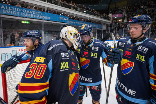 Djurgårdens Albin Grewe  jublar med målvakt Hugo Hävelid