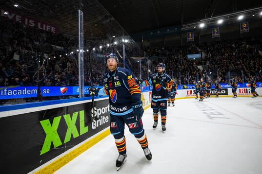 Djurgårdens Linus Klasen jublar med supporterna