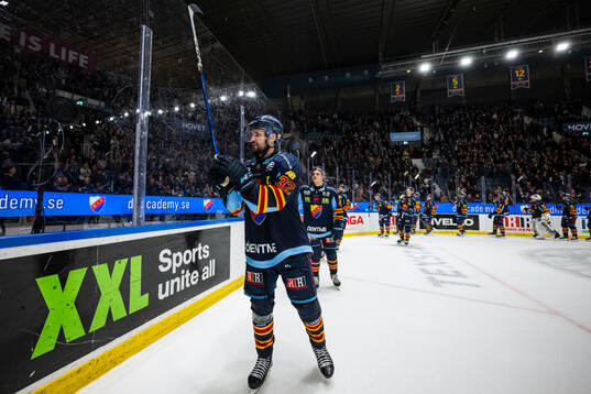 Djurgårdens Marcus Krüger jublar med supporterna