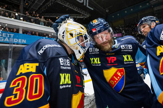 Djurgårdens målvakt Hugo Hävelid jublar med Patrick
