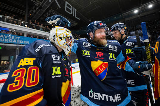 Djurgårdens målvakt Hugo Hävelid jublar med Patrick