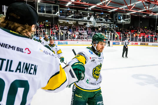 Björklövens Fredrik Forsberg jublar