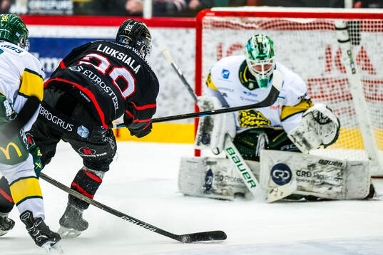 Nybros Juho Liuksiala och Björklövens målvakt Melker