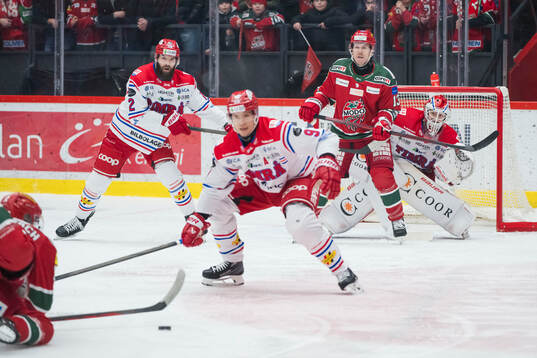 Timrås Erik Walli Walterholm och målvakt Tim Juel mot