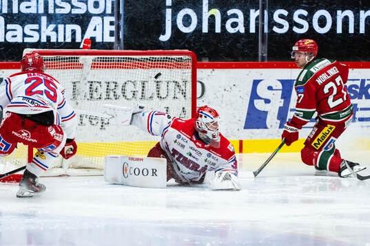 Modos Mattias Norlinder gör 2-1 bakom Timrås målvakt Tim