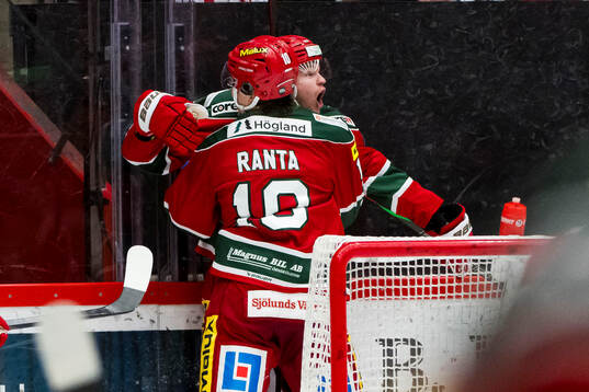 Modos Mattias Norlinder och Sampo Ranta jublar