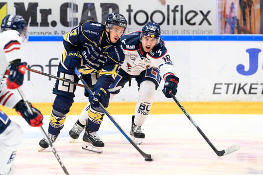 HV71s Isac Brännström och Linköpings Remi Elie