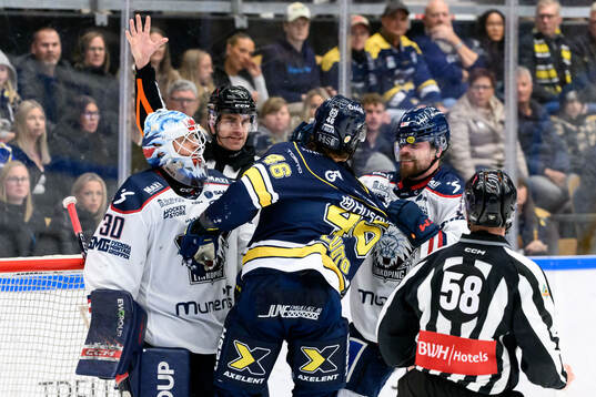 Linköpings målvakt Christian Heljanko och HV71s Joona