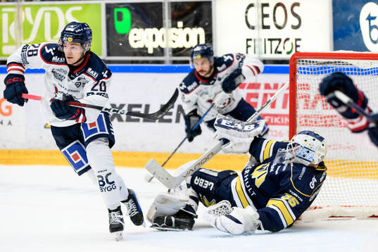 Linköpings Olle Strandell och HV71s målvakt Olof Glifford
