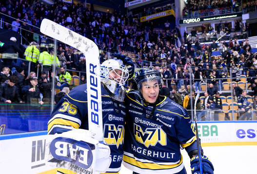 HV71s målvakt Olof Glifford och Jonathan Ang jublar