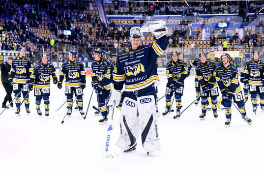HV71s målvakt Olof Glifford jublar