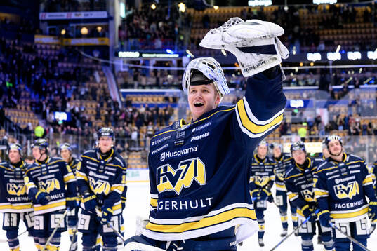 HV71s målvakt Olof Glifford jublar