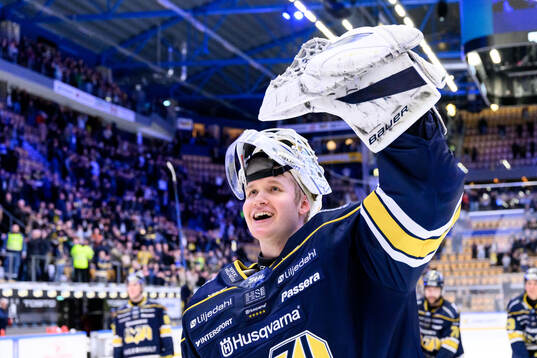 HV71s målvakt Olof Glifford jublar
