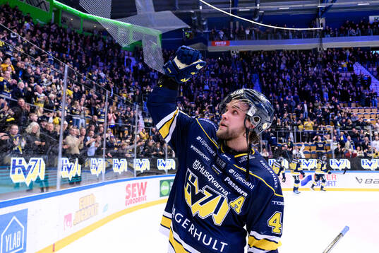 HV71s Joona Luoto jublar