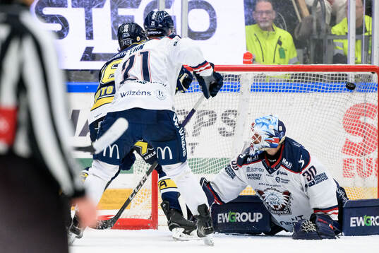HV71s Joona Luoto och Linköpings målvakt Christian