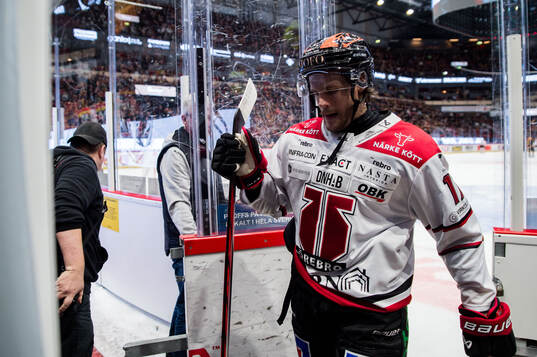 Örebros William Wikman lämnar isen