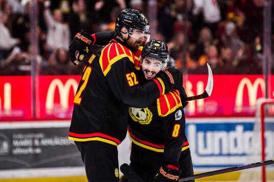 Brynäs Jack Kopacka och Bobby Trivigno jublar