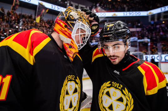 Brynäs målvakt Erik Källgren och Bobby Trivigno jublar