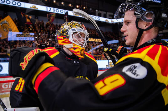 Brynäs målvakt Erik Källgren och Victor Söderström
