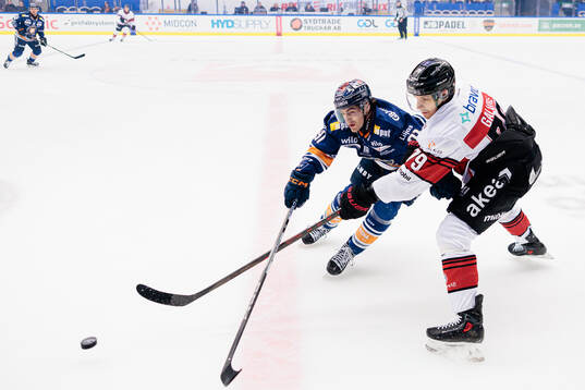 Växjös Felix Robert och Malmö Redhawks Jakub Galvas