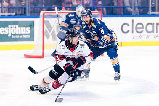 Malmö Redhawks Johan Olofsson och Växjös Zachary Giuttari