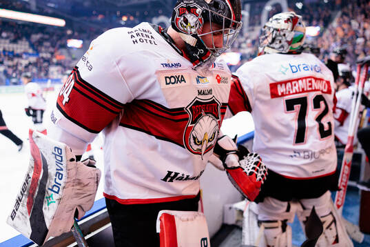 Malmö Redhawks målvakt Marek Langhamer blir utbytt