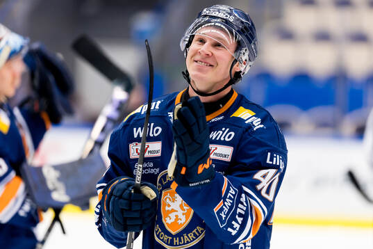 Växjös Dennis Rasmussen jublar