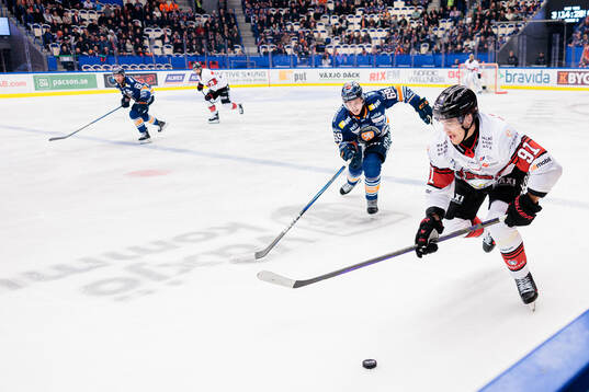 Växjös Ville Svensson och Malmö Redhawks Axel Sundberg
