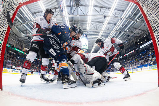 Växjös Emil Sylvegård mellan Malmö Redhawks Lassi