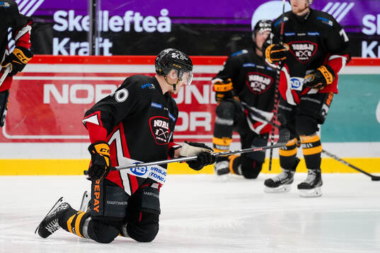 Skellefteås Pär Lindholm före  ishockeymatchen i SHL