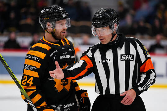 Skellefteås Oscar Lindberg och Domare Tobias Björk