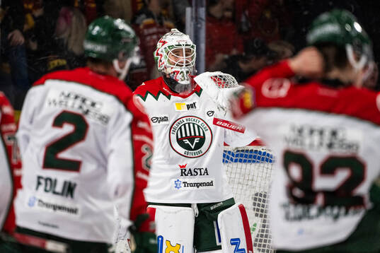 Frölundas målvakt Tobias Normann jublar