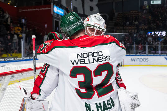 Frölundas målvakt Tobias Normann och Noah Hasa jublar