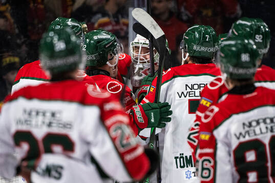 Frölundas målvakt Tobias Normann jublar