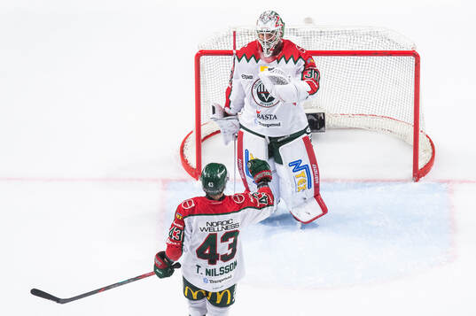 Frölundas målvakt Tobias Normann jublar