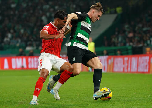 Viktor Gyokeres of Sporting CP with Diogo Calila of CD