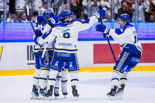 Leksands Justin Glenn Kloos jublar med lagkamrater