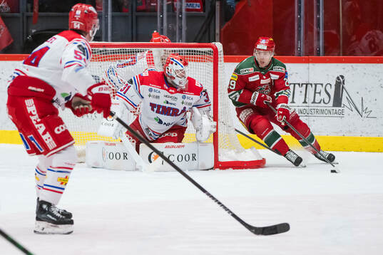 Modos Mikkel Aagaard och Timrås målvakt Tim Juel