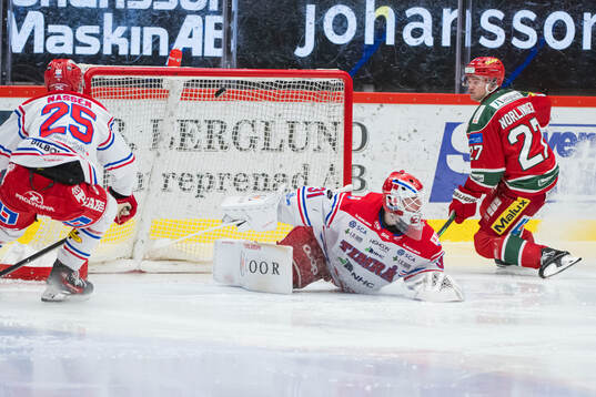 Modos Mattias Norlinder gör 2-1 bakom Timrås målvakt Tim