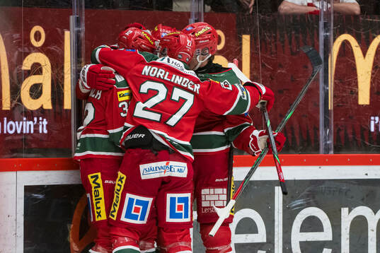 Modos Theodor Niederbach jublar med lagkamrater