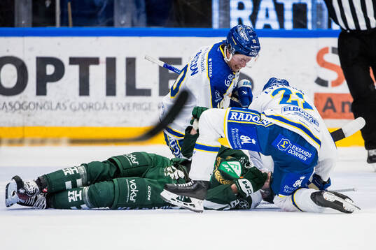 Färjestads Per Åslund har ont ch får hjälp av Leksands