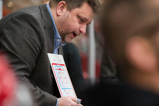 Modos tränare Mattias Karlin