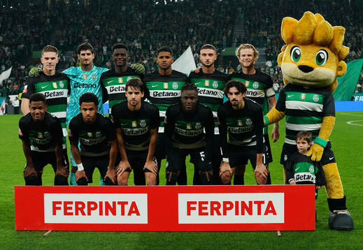 Sporting CP players pose for a team photo