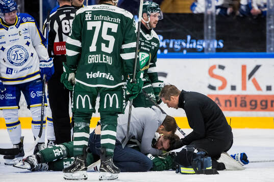 Färjestads Per Åslund har ont och får vård