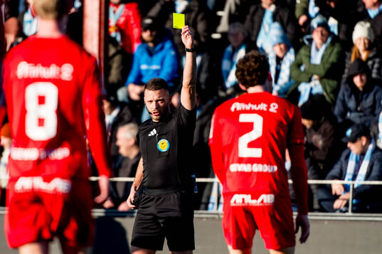 Domare Jovan Krsmanovic och Torslandas Fabian Påhlman