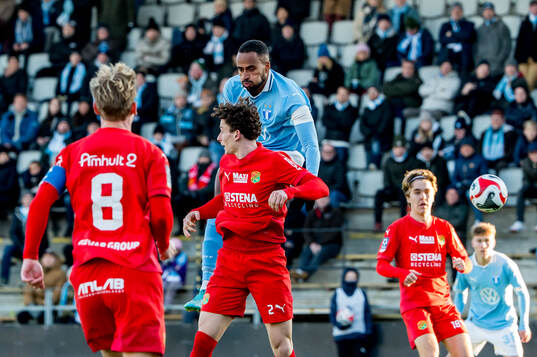 Malmö FFs Isaac Kiese Thelin och Torslandas Fabian Påhlman