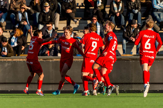 Torslandas Hannes Davidsson jublar med lagkamrater