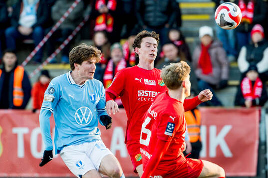 Malmö FFs Oliver Berg mot Torslandas Fabian Påhlman och